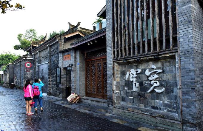 土壤板结,盆栽快死了,随手插根吸管,土壤瞬间疏松透气,猛开花